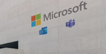 Microsoft probes Teams, Outlook outage as thousands of users report disruption